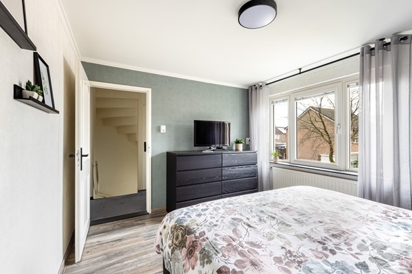 Foto - Te koop: Ruime 2-onder-1-kapwoning met dubbele garage, eigen oprit en fijne tuin